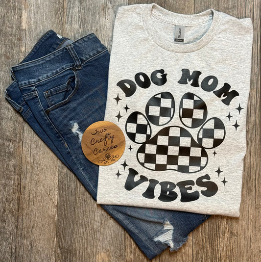 DOG MOM VIBES TEE 🐾